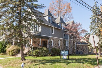 125 Windsor Ave, Unit First Floor in Narberth, PA - Foto de edificio - Building Photo