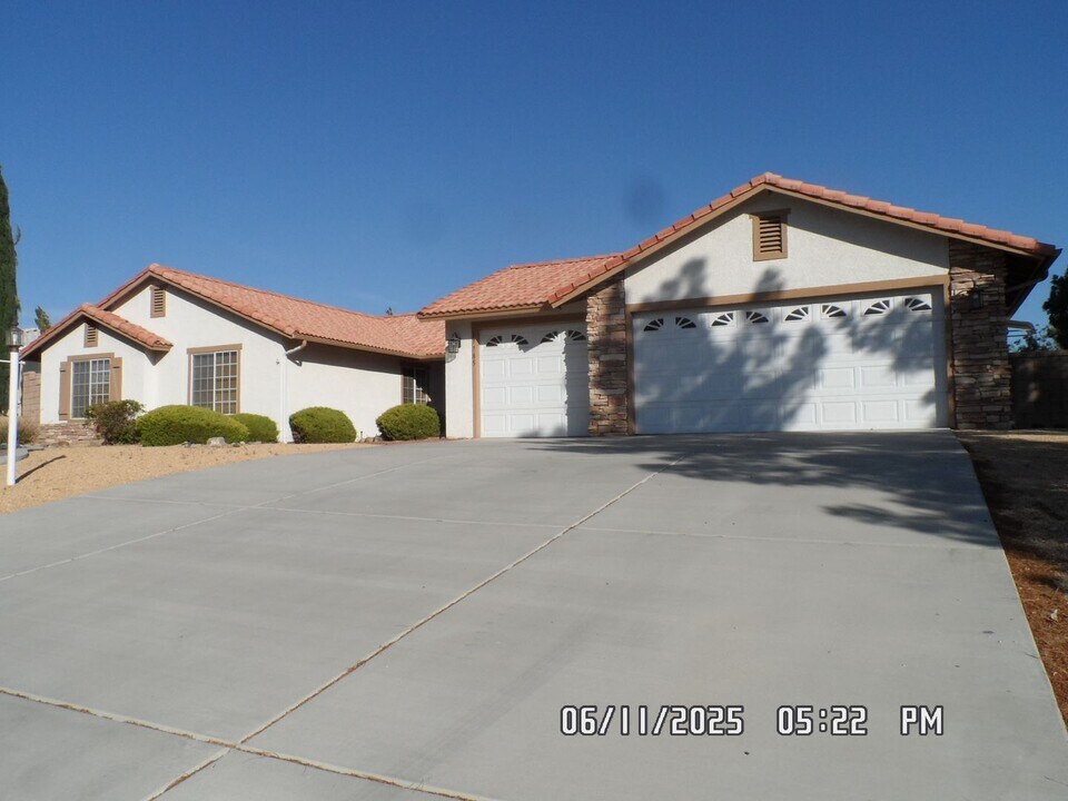 17785 Branding Iron Rd in Apple Valley, CA - Building Photo