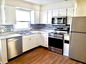 10477 Sprinkle Rd, Unit 2 in Vicksburg, MI - Building Photo