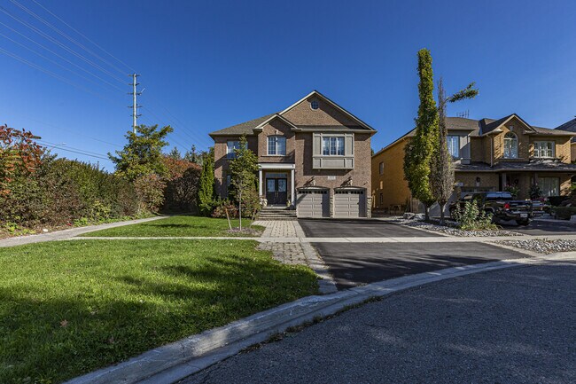 2472 Upper Valley Crescent in Oakville, ON - Building Photo - Building Photo