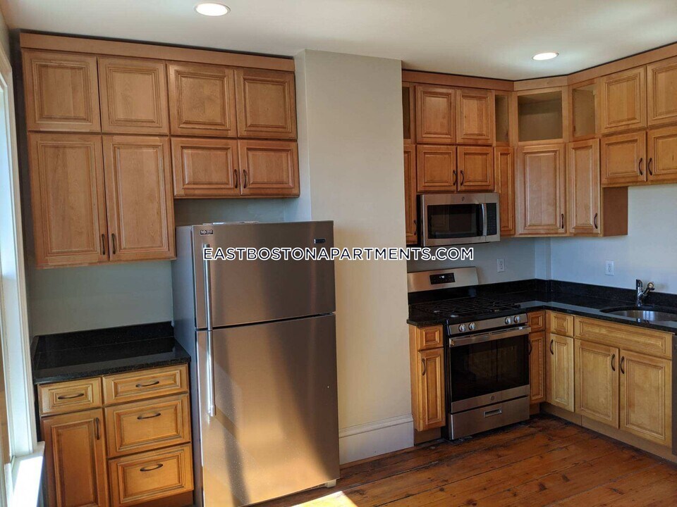 273 Webster St in Boston, MA - Building Photo