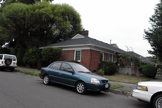 4140 SE 37th Ave in Portland, OR - Foto de edificio - Building Photo