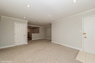 9470 Bay Colony Dr in Des Plaines, IL - Building Photo - Building Photo