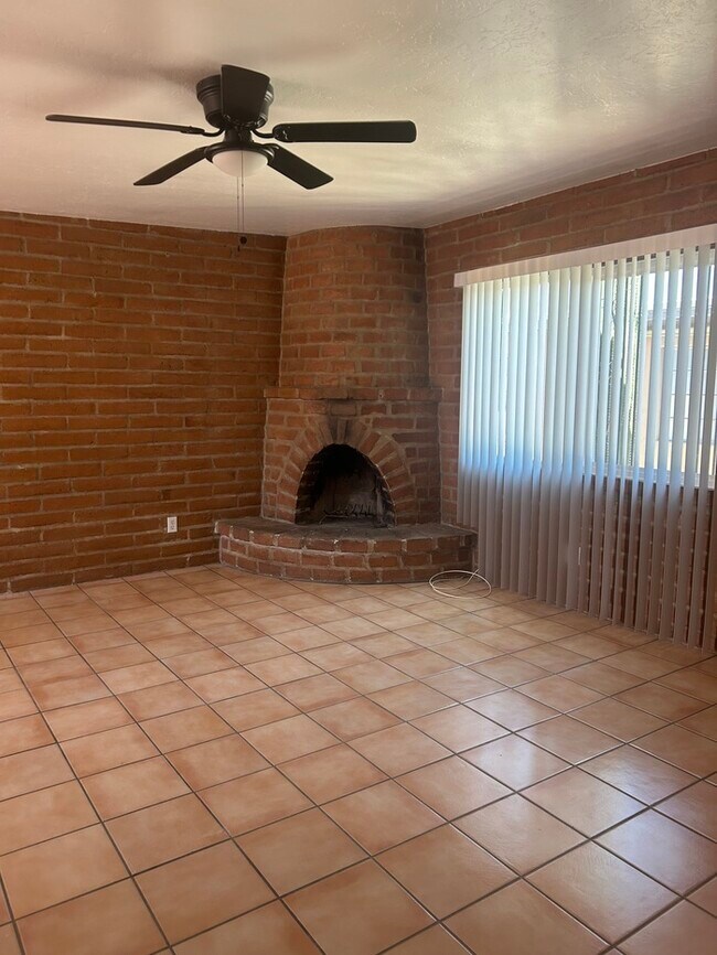 property at 4059 E Lee St