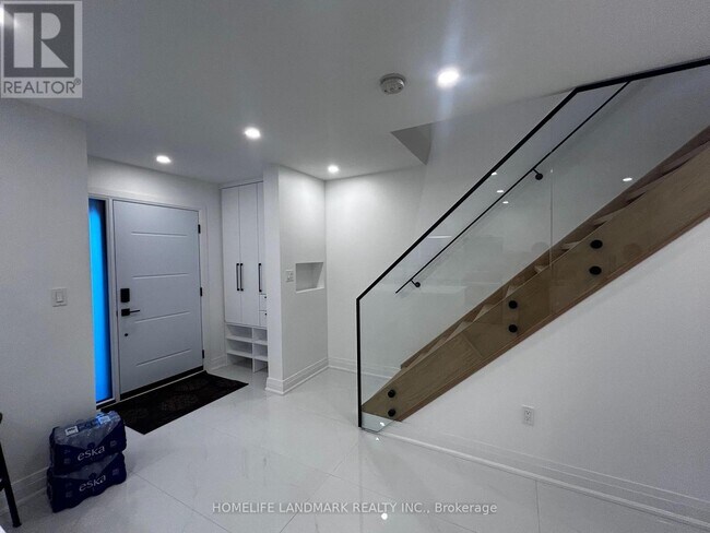 17 Valdor Dr in Toronto, ON - Building Photo - Building Photo