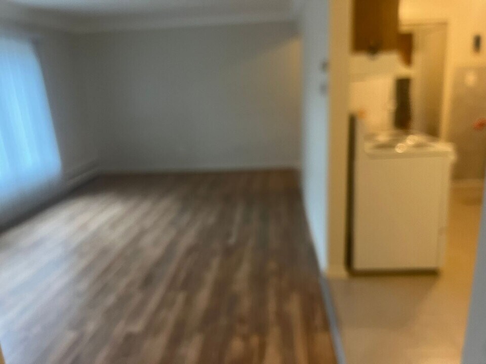 17040 E 11 Mile Rd in Roseville, MI - Building Photo