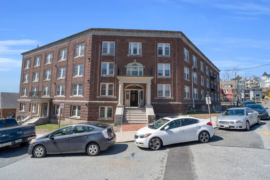 26 Bradlee Rd, Unit 103 in Medford, MA - Building Photo