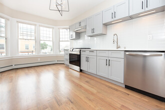 527 E Main St in Bridgeport, CT - Building Photo - Building Photo