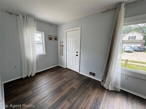27028 Barrington St in Madison Heights, MI - Building Photo - Building Photo