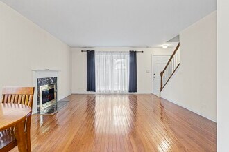1725 Pickwick Ln in Glenview, IL - Building Photo - Building Photo