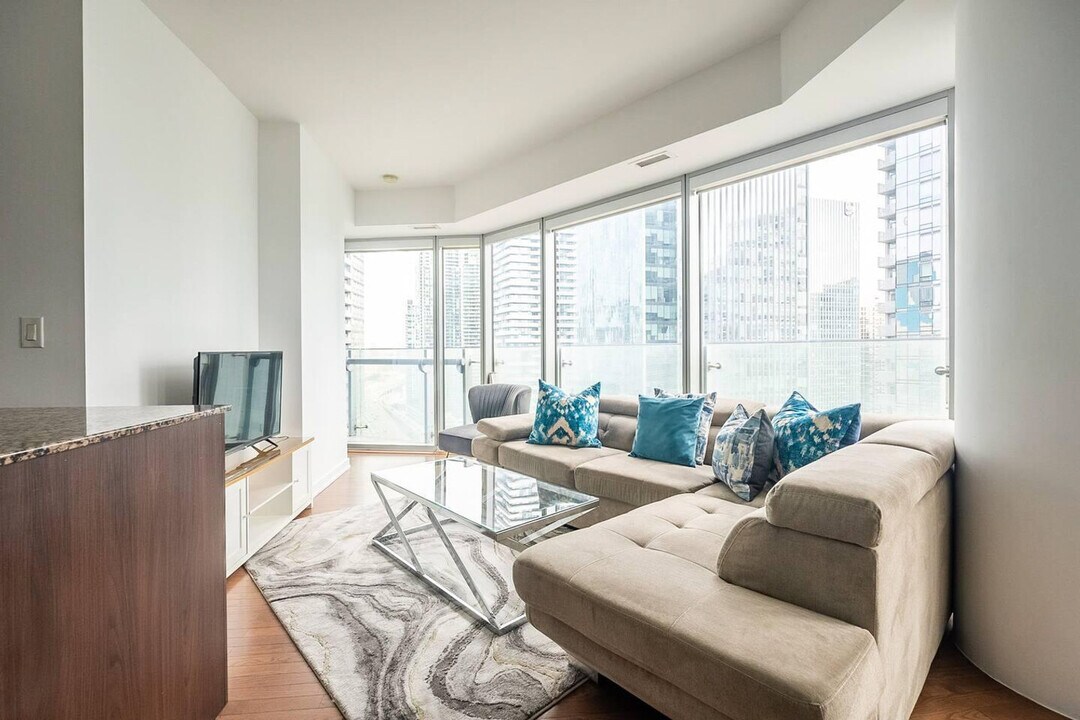 19 Grand Trunk Crescent in Toronto, ON - Building Photo