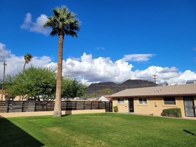 Royal House in Phoenix, AZ - Foto de edificio - Building Photo