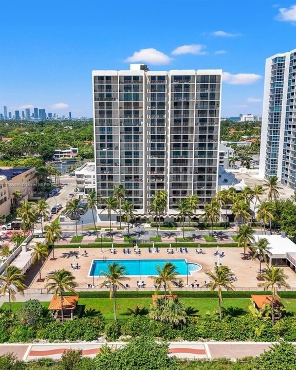 2625 Collins Ave in Miami, FL - Foto de edificio