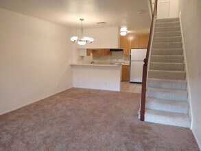 3122 Woods Cir in Davis, CA - Building Photo - Building Photo