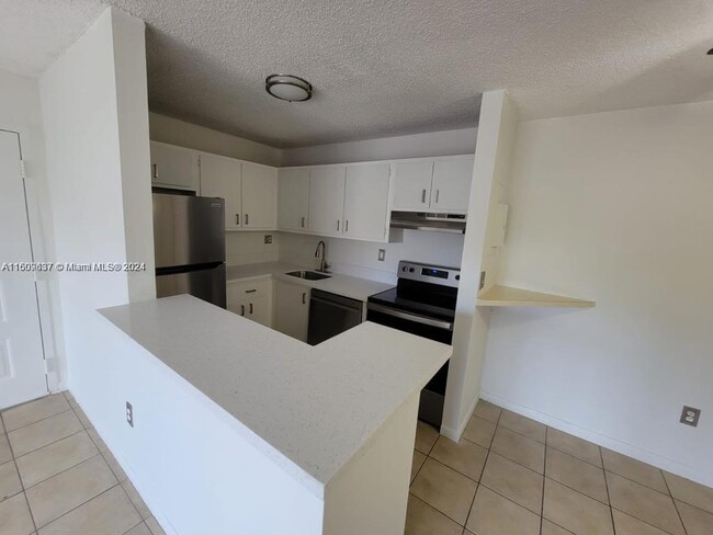 6288 NW 186th St, Unit 203 in Hialeah, FL - Building Photo - Building Photo