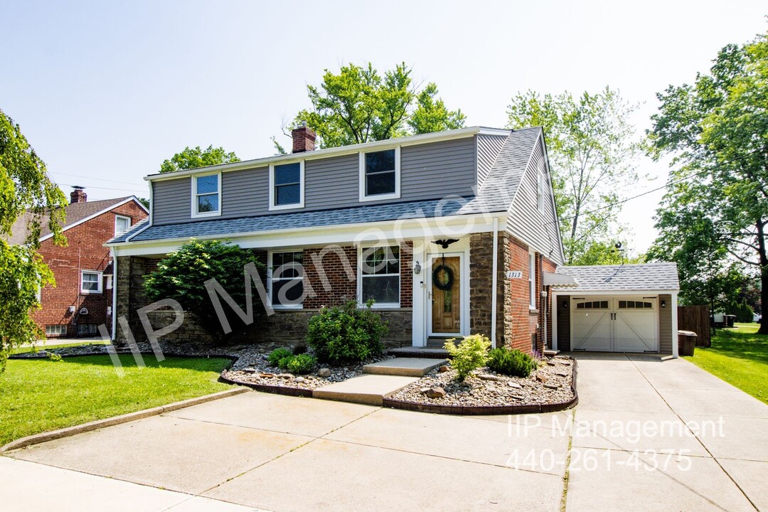 1313 Richmond Rd in Lyndhurst, OH - Building Photo