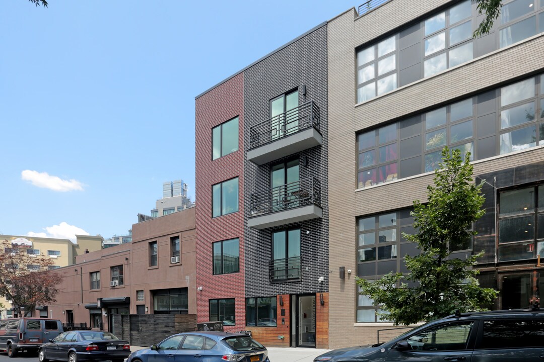 11 Devoe St in Brooklyn, NY - Building Photo