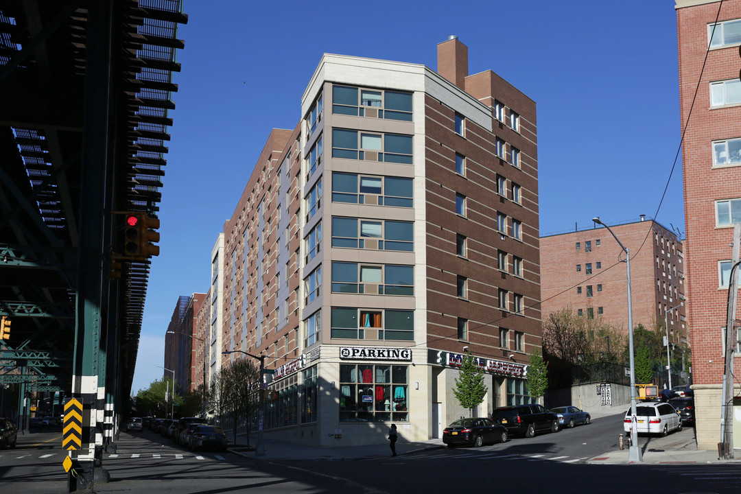 Westchester Point in Bronx, NY - Building Photo