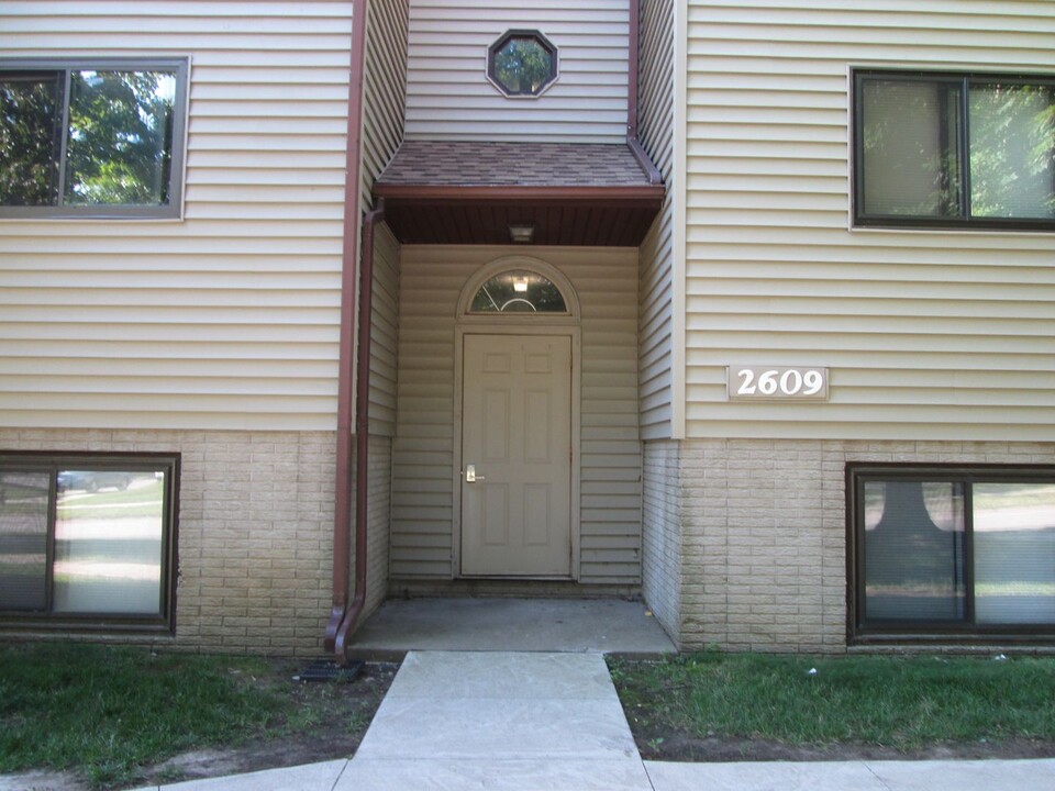 2609 Westwinds Dr in Iowa City, IA - Building Photo