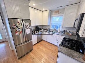 183 River St, Unit 2 in Cambridge, MA - Foto de edificio - Building Photo