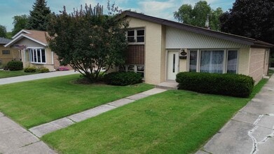 10107 Lawrence Ct in Oak Lawn, IL - Building Photo - Building Photo