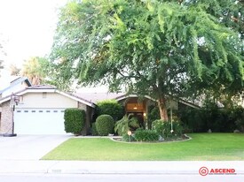 9809 Mesa Oak Dr in Bakersfield, CA - Building Photo