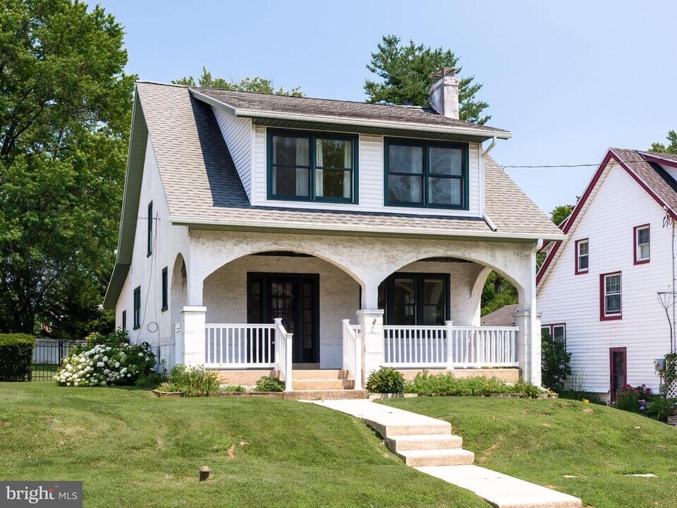 25 Manor Rd in Paoli, PA - Building Photo