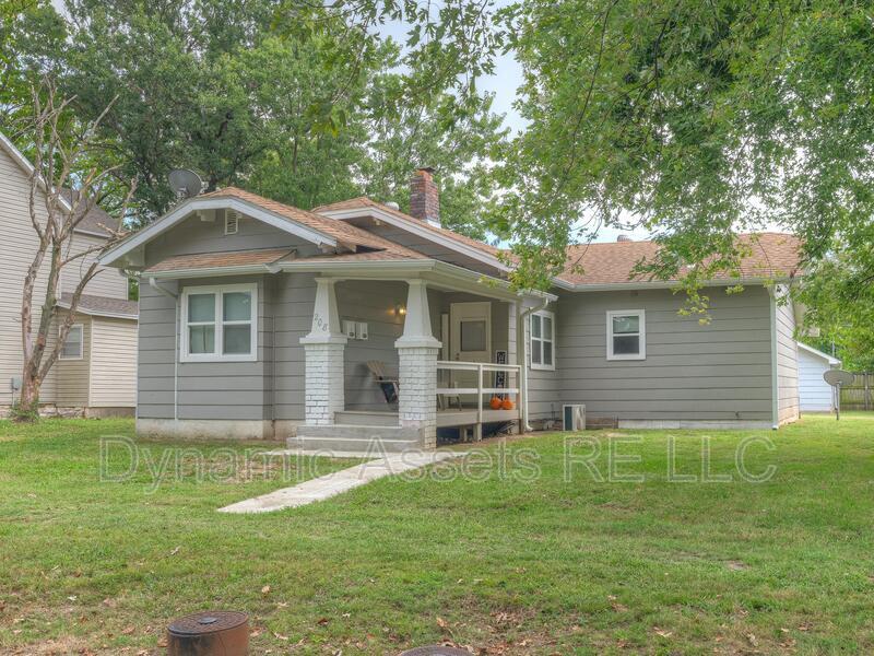 208 E Park St in Pittsburg, KS - Building Photo