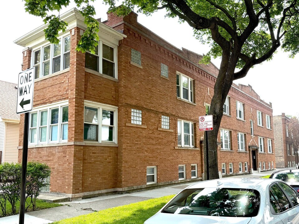 3907 W Cornelia Ave in Chicago, IL - Foto de edificio