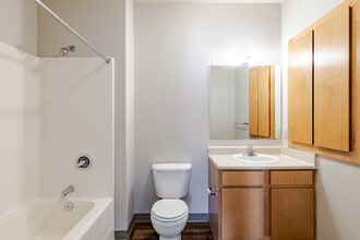 Englewood Vista in Gladstone, MO - Foto de edificio - Building Photo