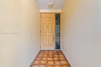 15504 Sharpecroft Dr in Miami Lakes, FL - Building Photo - Building Photo