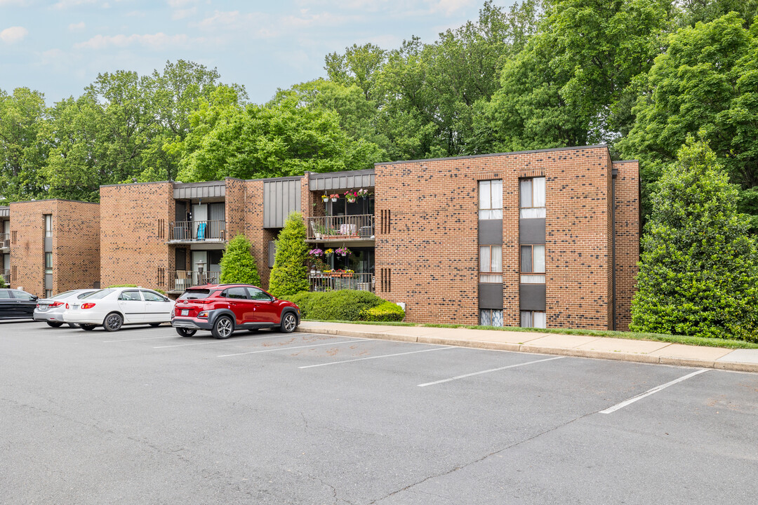 Heritage Court Condominiums in Annandale, VA - Building Photo