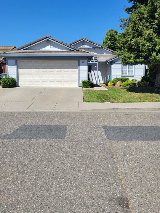 1030 Windmill Dr in Dixon, CA - Building Photo