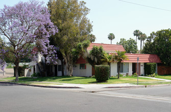 303 E Wakefield Ave in Anaheim, CA - Building Photo - Building Photo