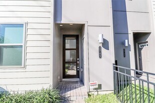 2745 Clinton Dr in Houston, TX - Building Photo