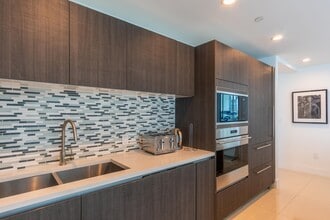 1150 102nd St, Unit 702 in Bay Harbor Islands, FL - Foto de edificio - Building Photo