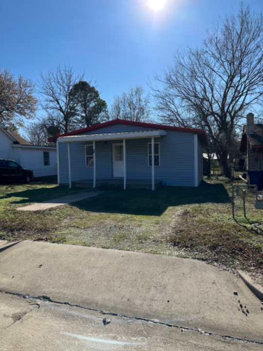 66 W Seneca Ave in Mcalester, OK - Building Photo