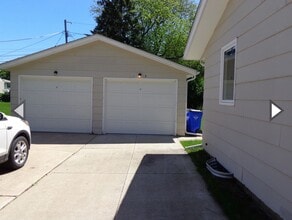 2325 Victoria Dr SW in Cedar Rapids, IA - Building Photo - Building Photo