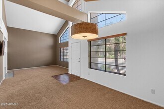 18416 N 46th Pl in Phoenix, AZ - Foto de edificio - Building Photo