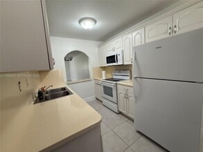 155 Lakeview Dr, Unit 101 in Weston, FL - Building Photo - Building Photo