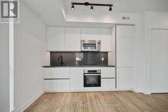 327 King St W in Toronto, ON - Building Photo - Building Photo