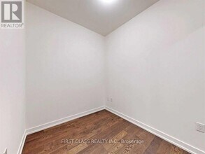 1 Yorkville Ave in Toronto, ON - Building Photo - Building Photo