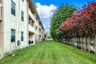 8951 SW 72nd St in Miami, FL - Building Photo - Building Photo