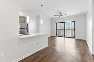 Residences at the Collection in Carrollton, TX - Foto de edificio - Building Photo