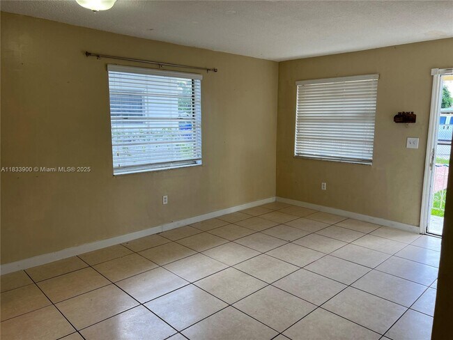 3525 SW 24th St in Miami, FL - Building Photo - Building Photo