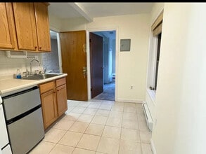 7 Grove St, Unit 2 in Boston, MA - Foto de edificio - Building Photo