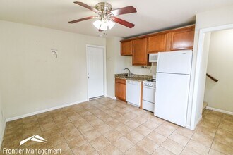 1223 N 12th St in Manhattan, KS - Foto de edificio - Building Photo