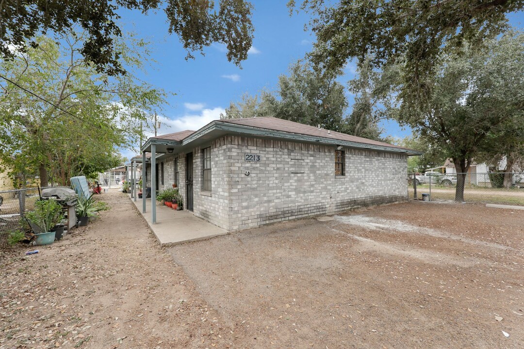 2213 W Dallas Ave in McAllen, TX - Building Photo