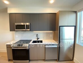 720-720 K. L. O. Rd in Kelowna, BC - Building Photo - Building Photo