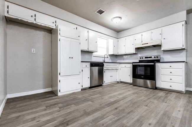 617 Queensboro Pl in Yukon, OK - Building Photo - Building Photo